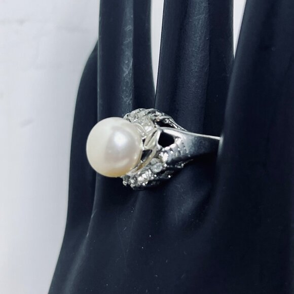 Silver Tone Faux Pearl And Clear Rhinestone Statement Ring Size 6 (R450) - Picture 4 of 8